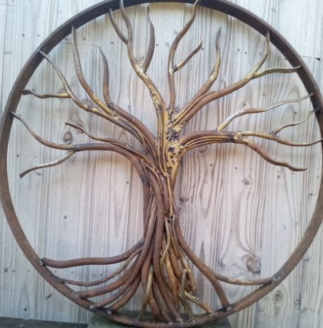 Romain Bresson : le sculpteur métal et son univers science-fiction Arbre stylisé en branches tressées à l'intérieur d'un cercle en métal.