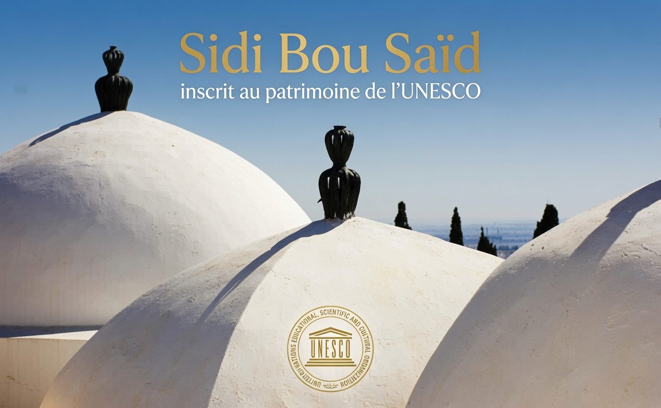 Sidi Bou Saïd inscrit au patrimoine de l'UNESCO Vue de Sidi Bou Saïd, avec des coupoles blanches et des statues sombres en silhouette.
