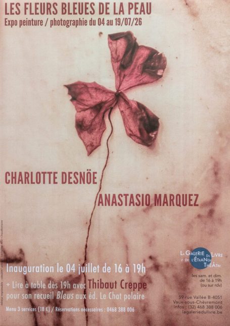 Les fleurs bleues de la peau : une traversée Affiche pour l'exposition "Les fleurs bleues de la peau" avec des détails artistiques.