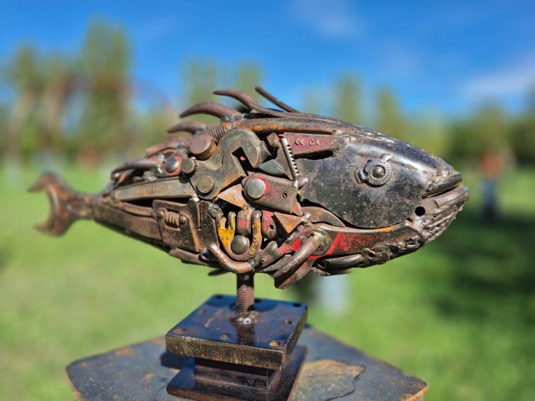 Romain Bresson : le sculpteur métal et son univers science-fiction Sculpture métallique représentant un poisson stylisé, posé sur un socle.