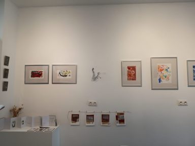 Les fleurs bleues de la peau : L’exposition immersive de Charlotte Desnoë Durande Galerie d'art avec plusieurs œuvres encadrées accrochées au mur.