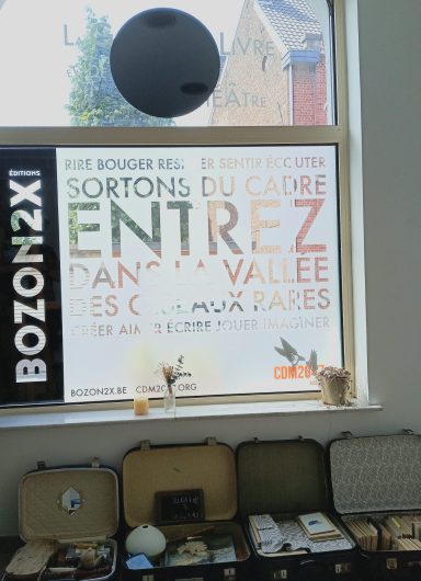 Les fleurs bleues de la peau : L’exposition immersive de Charlotte Desnoë Durande Affiche colorée au mur invitant à entrer et à profiter d'une exposition ou d'un événement.