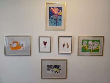 Les fleurs bleues de la peau : L’exposition immersive de Charlotte Desnoë Durande Un mur avec sept œuvres d'art encadrées, diverses couleurs et styles.