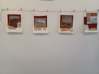 Les fleurs bleues de la peau : L’exposition immersive de Charlotte Desnoë Durande Quatre cadres de paysages accrochés sur un mur blanc.