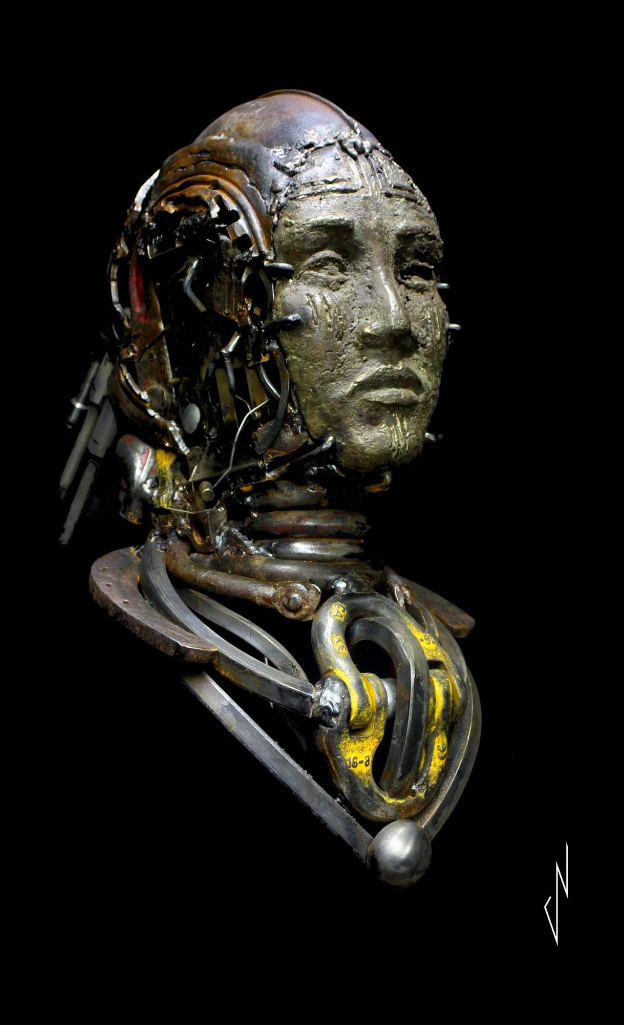Romain Bresson : le sculpteur métal et son univers science-fiction Profil d'un humanoïde futuriste avec des éléments mécaniques et électroniques.