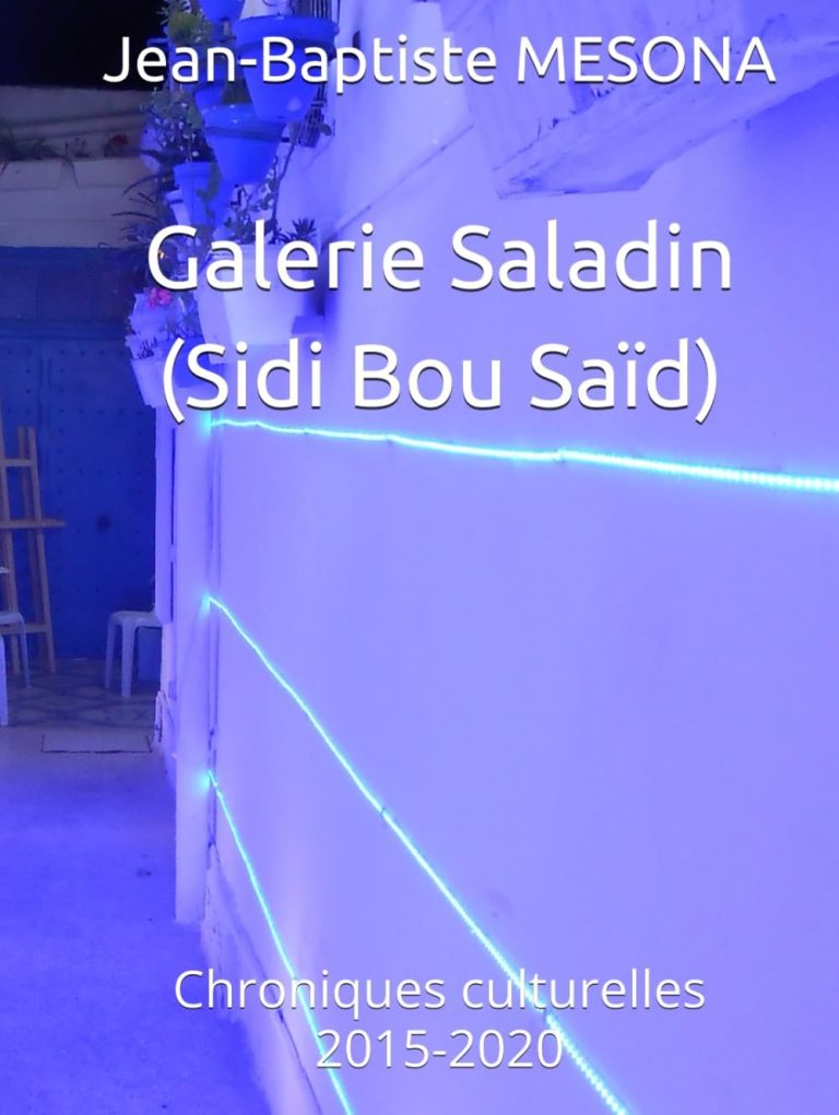Nom de l'artiste, titre de l'exposition et dates, décor lumineux dans une galerie.