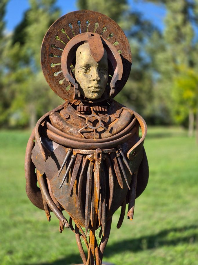 Romain Bresson : le sculpteur métal et son univers science-fiction Deux sculptures en métal représentant des hérons dans un parc verdoyant.