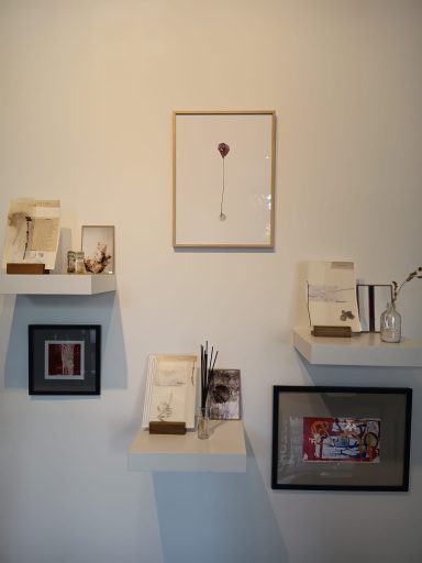 Les fleurs bleues de la peau : L’exposition immersive de Charlotte Desnoë Durande Vitrine d'exposition avec plusieurs œuvres d'art et objets décoratifs.